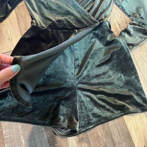 Urban Outfitters Green Velvet Wrap
Style Romper S - Picture 9 of 11